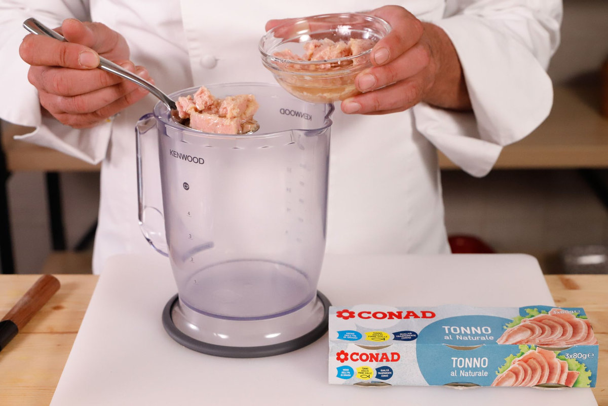Dissala i capperi, trasferiscili nel boccale del bimby e aggiungi il tonno