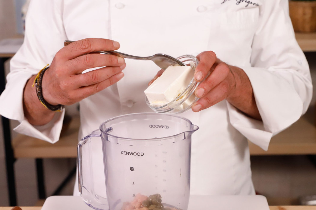 Aggiungi il formaggio e i capperi