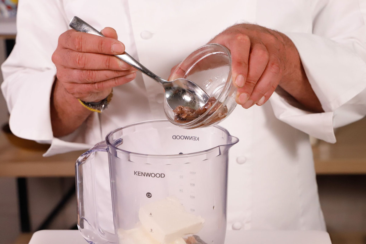 Metti i filetti di alici e frulla fino ad ottenere una crema omogenea