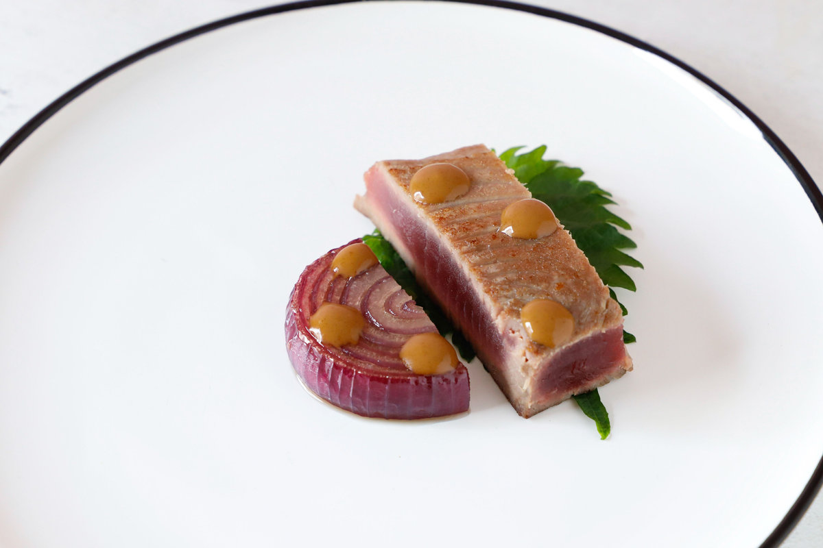 Tataki di tonno e cipolla caramellata