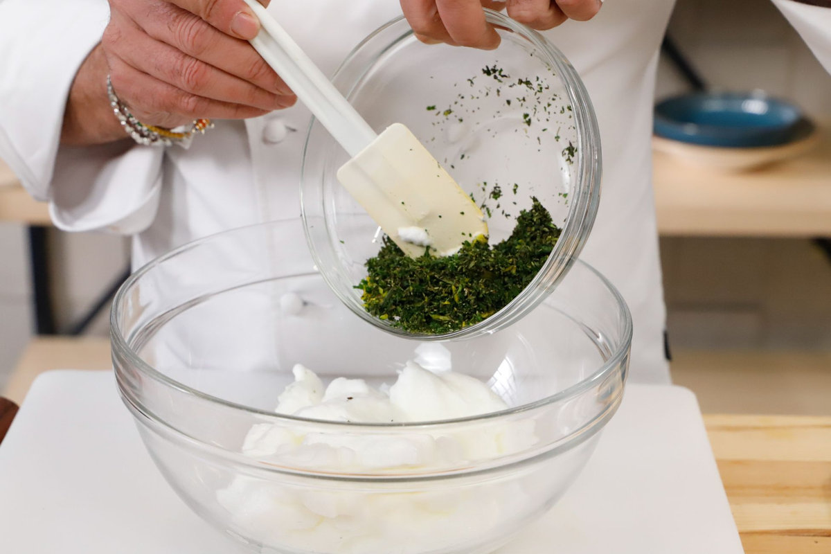 mescolare erbe e albumi