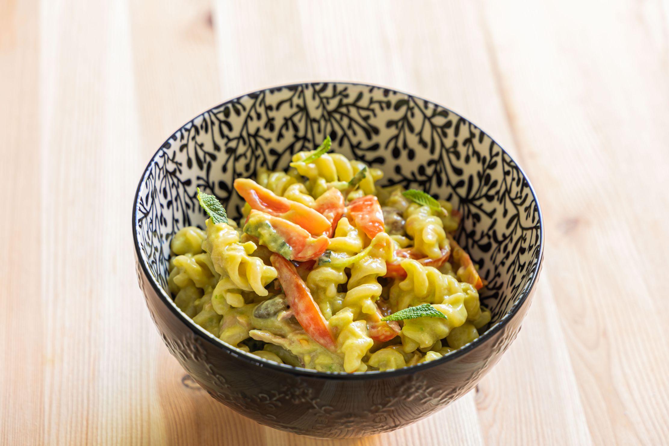 fusilli-con-tonno--pomodorini-e-salsa-all-avocado-thumbnail