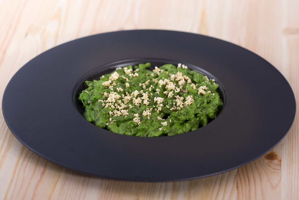 gnocchetti-tirolesi-con-pesto-di-cavolo-nero-e-popcorn-di-maiale-thumbnail