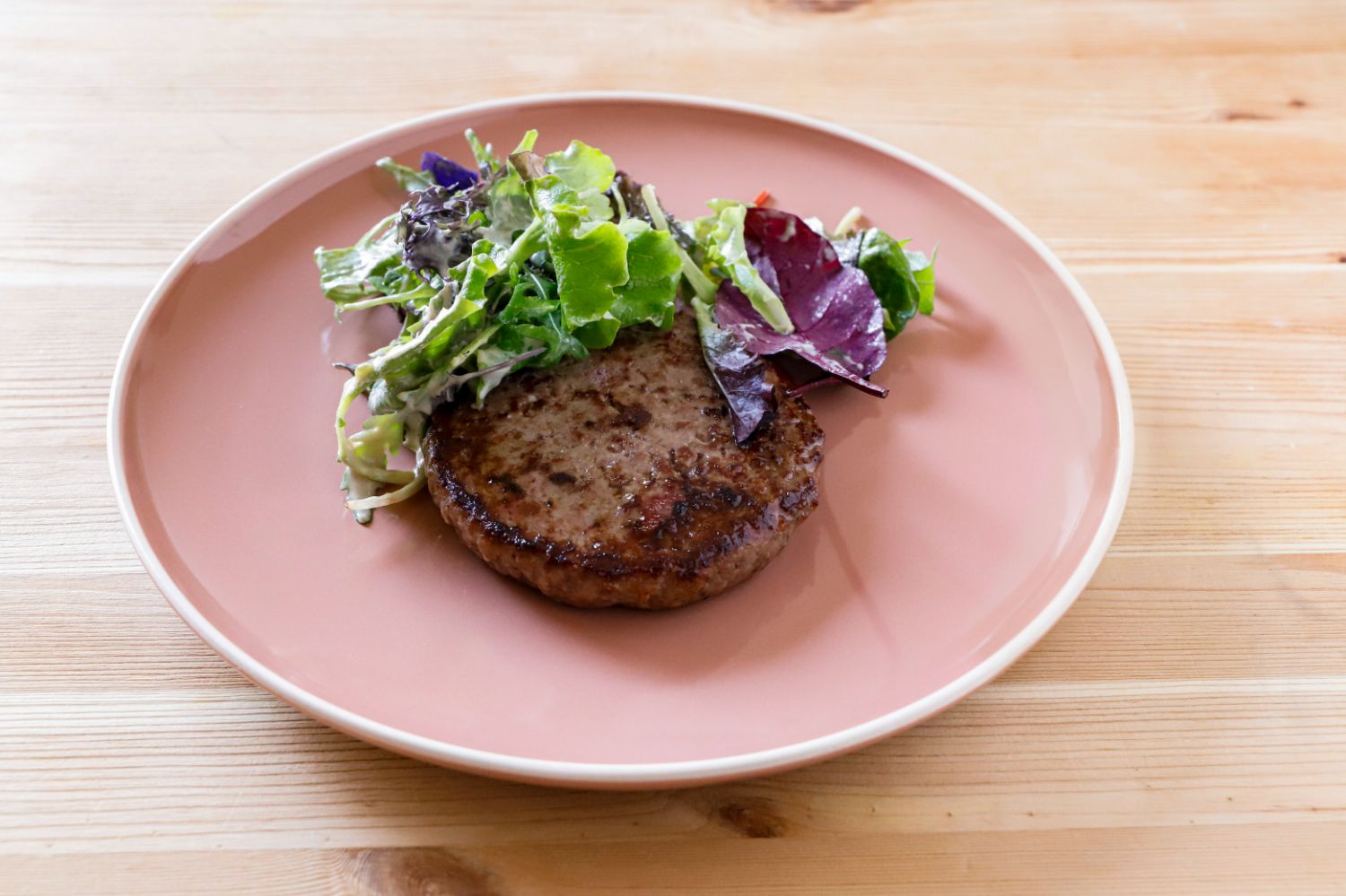 hamburger-di-romagnola-con-misticanza-e-salsa-yogurt-image