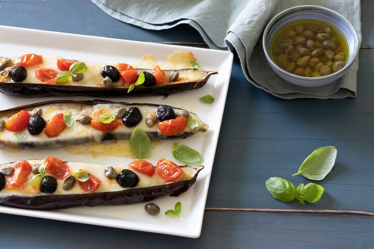 Melanzane al forno con scamorza, olive e pomodoro