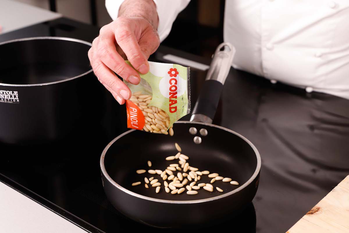 Pasta al pesto rosso, pinoli ed erbe aromatiche | Ricette | Conad