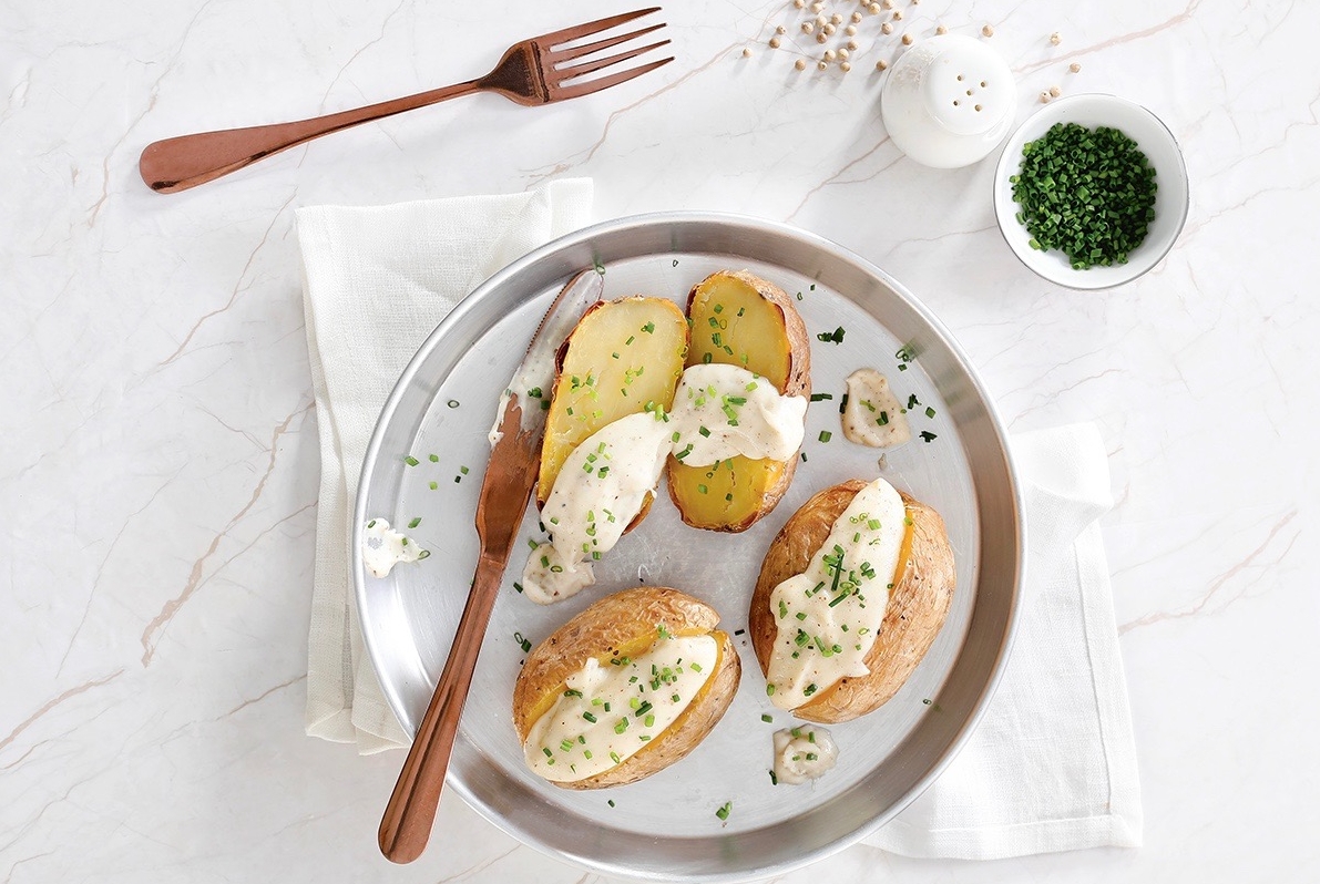 patata-al-forno-con-salsa-al-latte-e-pepe-bianco-thumbnail