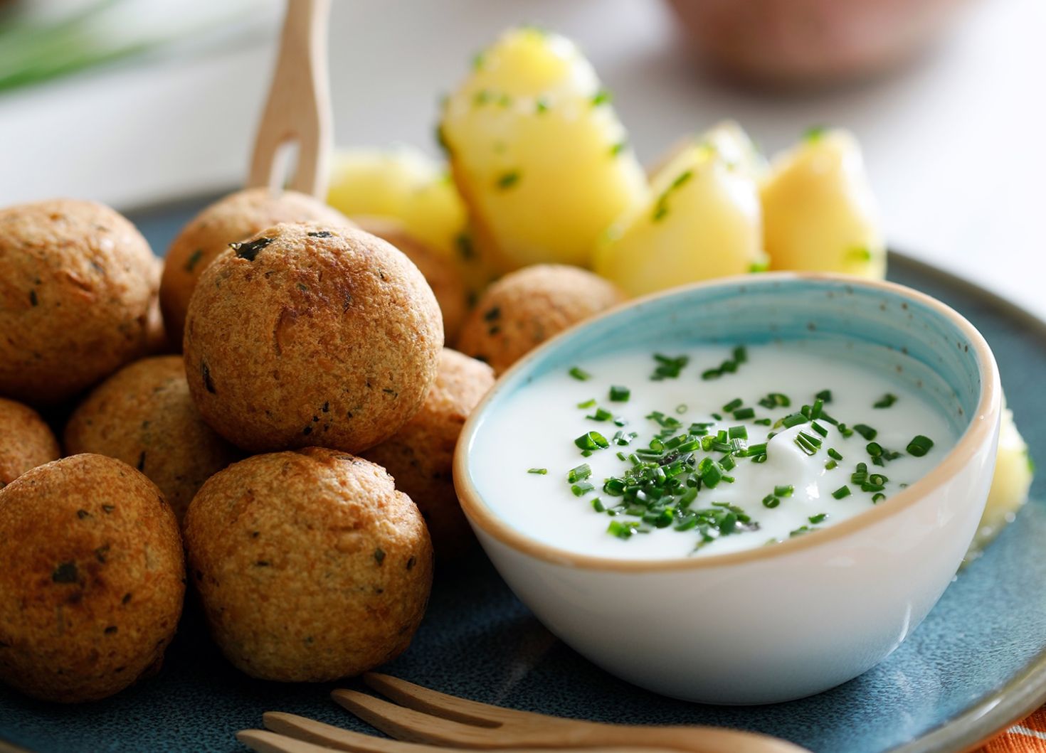 polpette-di-ceci-con-contorno-di-patate-e-salsa-yogurt-image