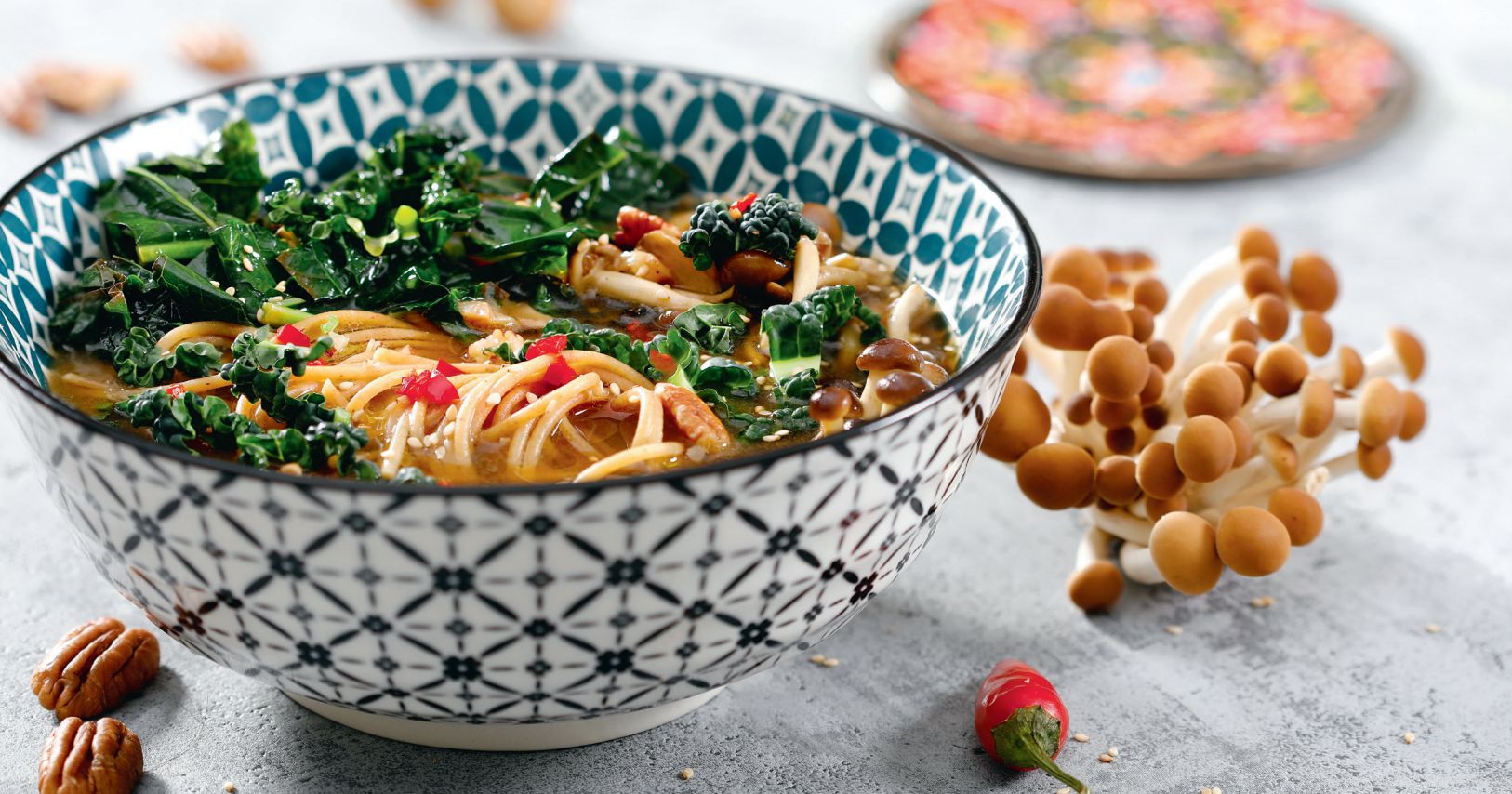 Ramen di spaghetti integrali con cavolo e funghi grigliati