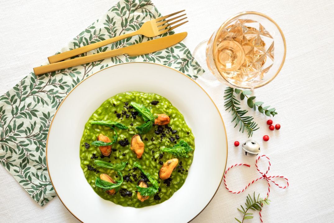 risotto-alle-cime-di-rapa-cozze-e-crumble-di-olive-image