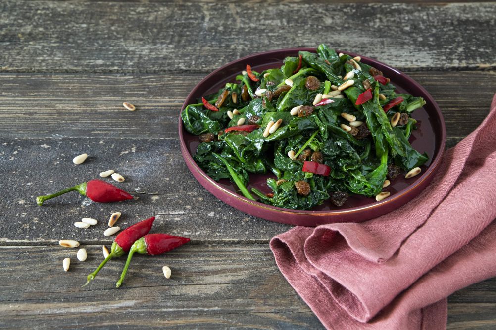 Spinaci piccanti con pinoli, uvetta e peperoncino