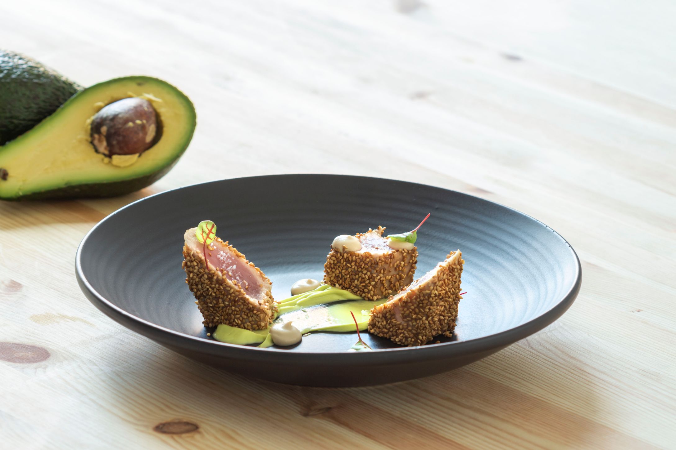 tataki-tonno-avocado-masionese-wasabi-image