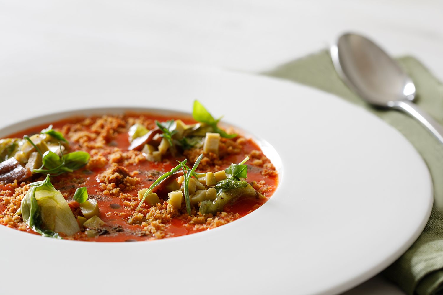 zuppetta-di-pomodoro--croccante-di-pane--scarola-alle-olive-image