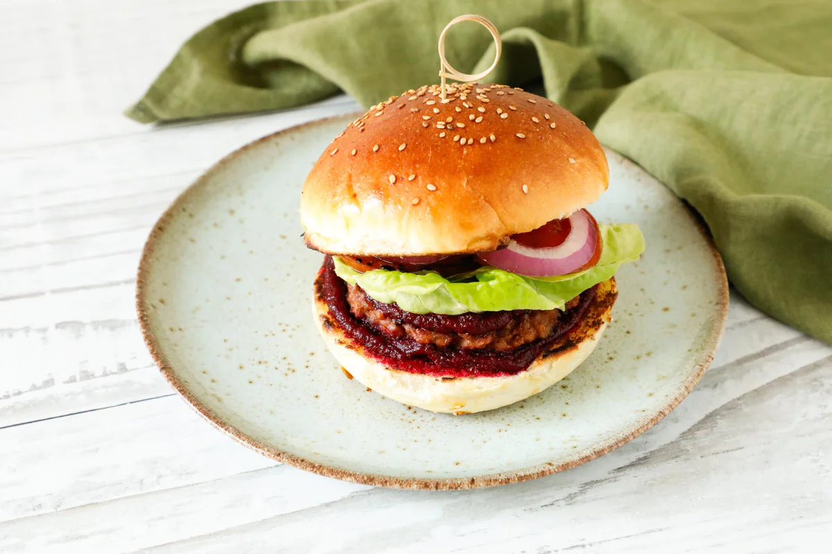 hamburger-vegetale-con-crema-di-barbabietola