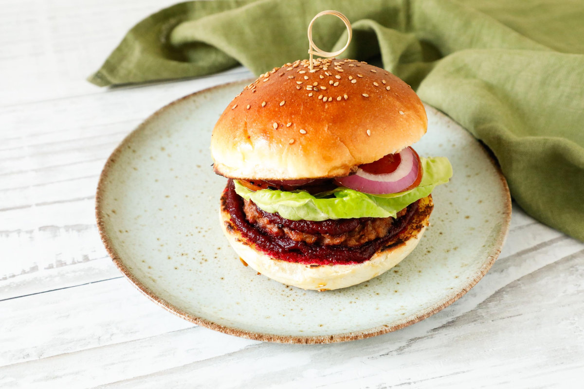 Panino con hamburger vegetale con crema di barbabietola