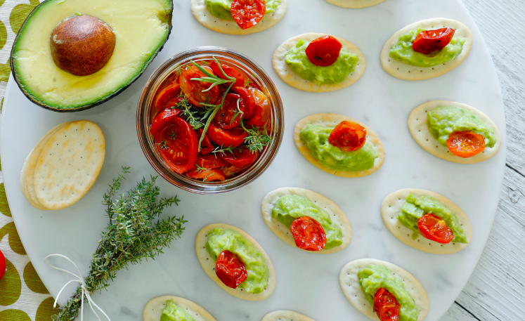 cracker-avocado-pomodorini-confit-image