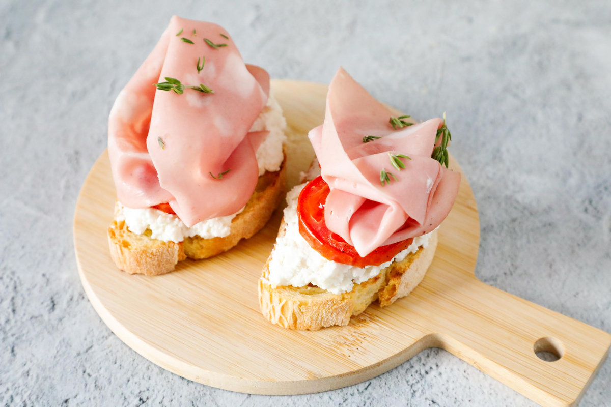 Bruschette con mortadella, ricotta e pomodorini