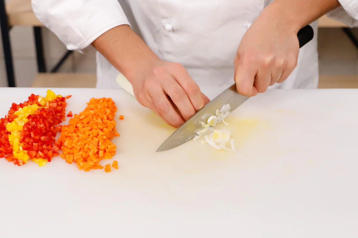 affettare sedano e cipolla