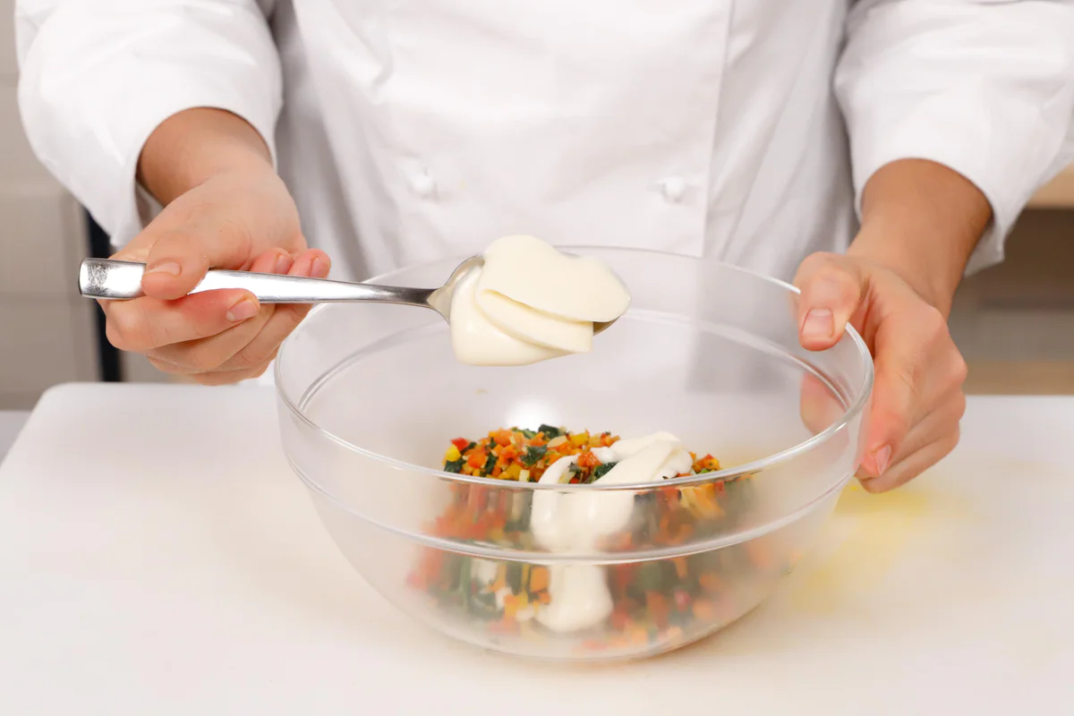 tagliare mozzarella a cubetti