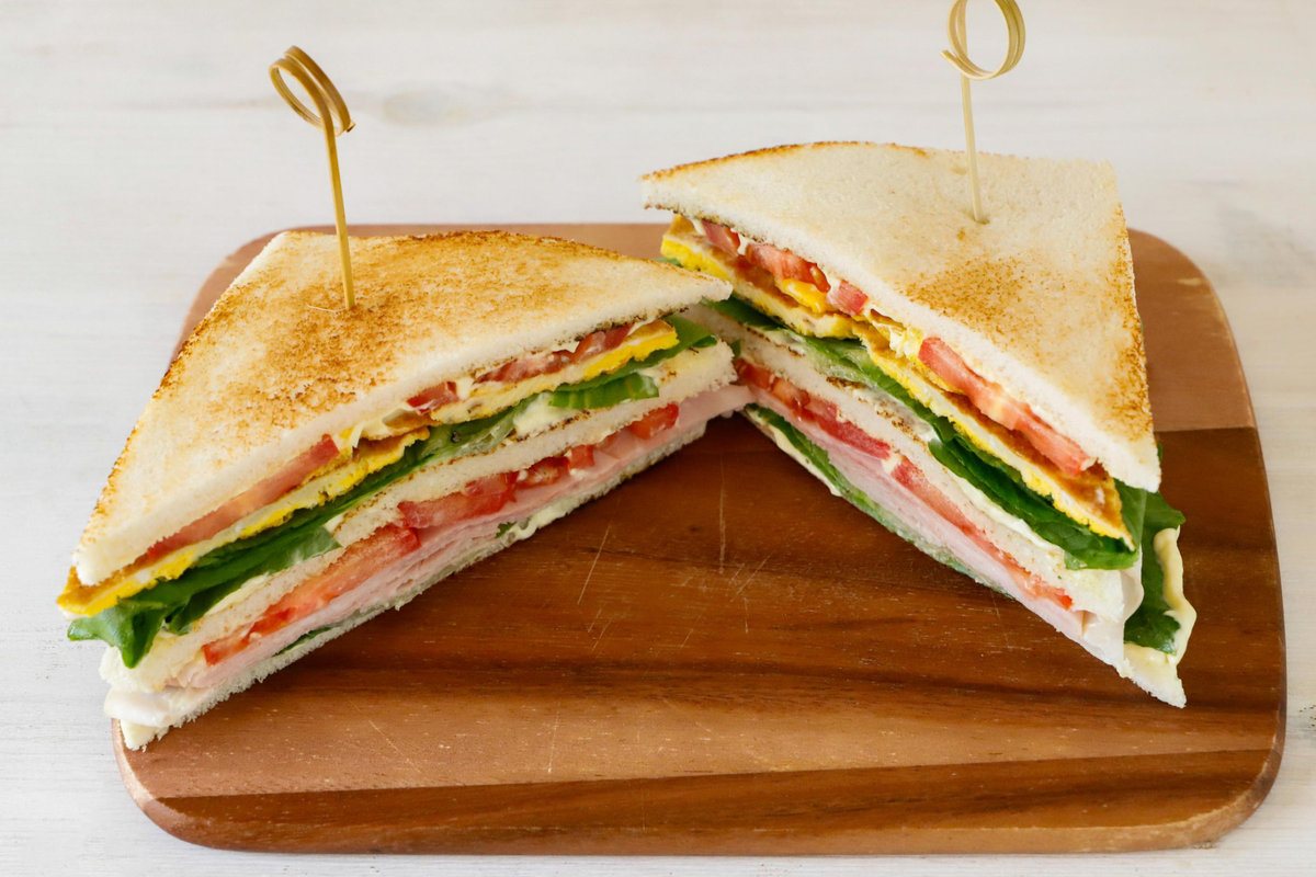 Club sandwich con uova e prosciutto
