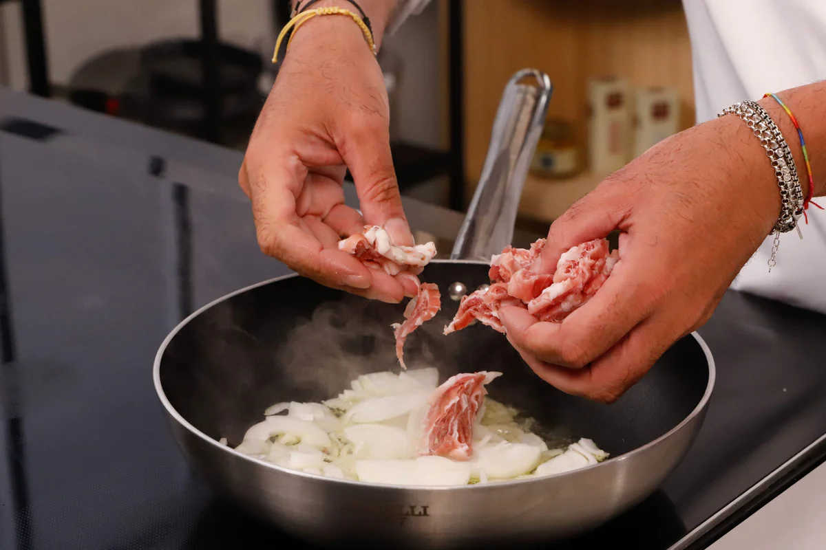 rosolare cipolla e speck