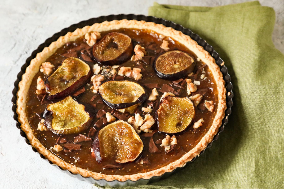 Crostata con confettura di fichi, cioccolato e noci