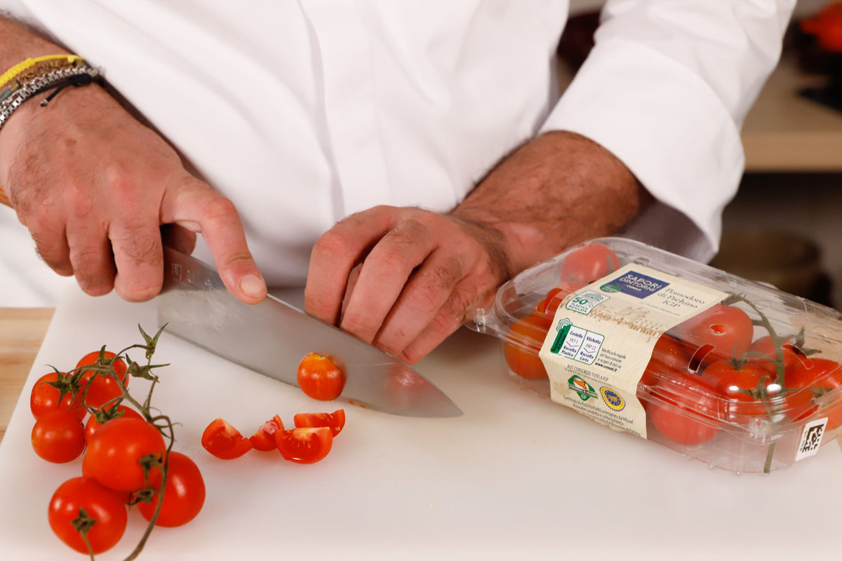Tagliare i pomodorini