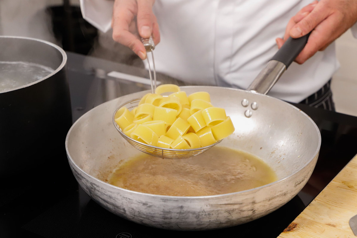scolare pasta nella padella