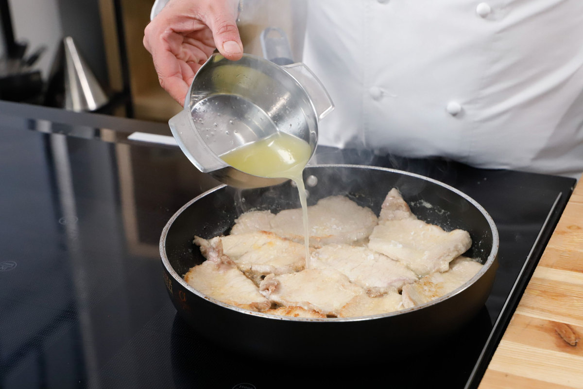 aggiungere vino e limone