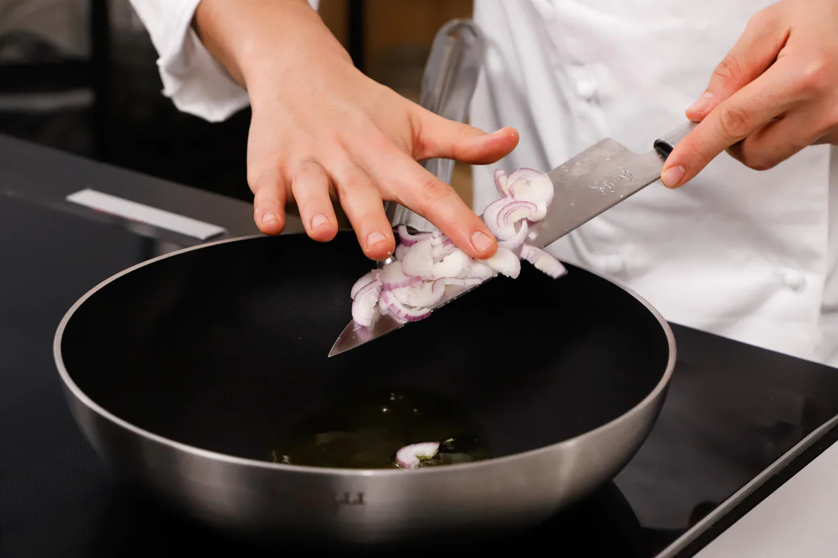 rosolare cipolla e speck