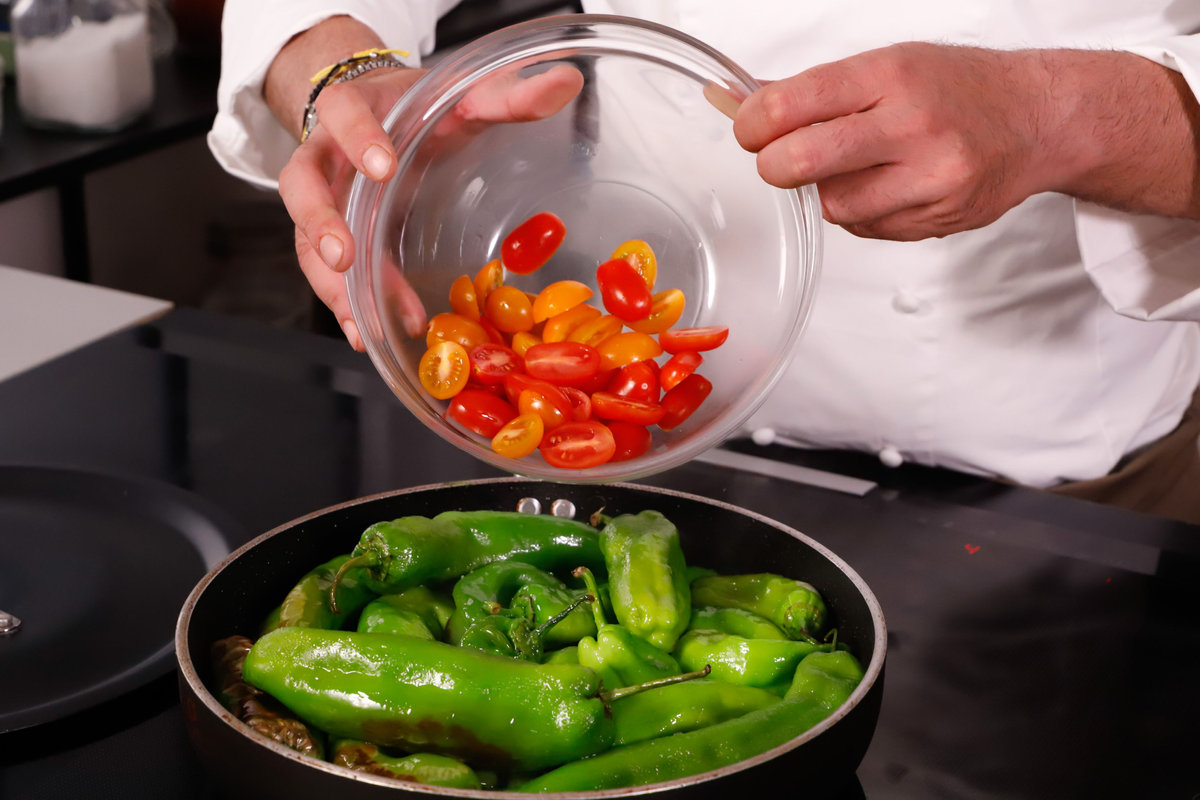 aggiungere i peperoni e i pomodorini