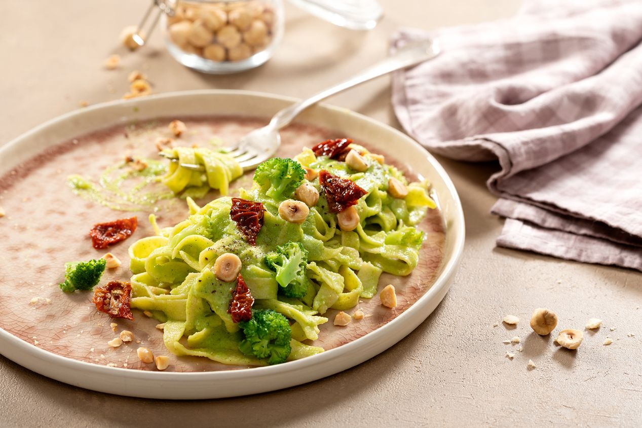 Fettuccine con pesto di broccoli e nocciole
