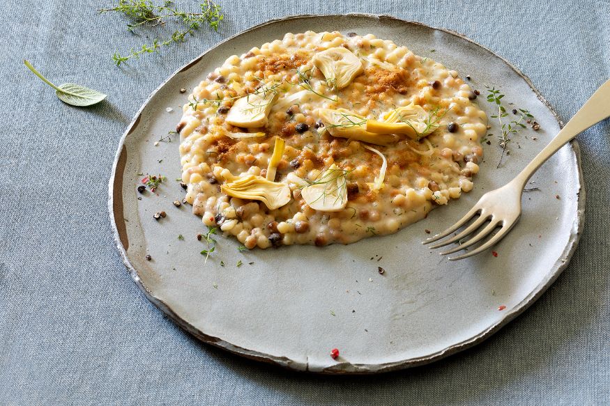Fregola con carciofi sott’olio, bottarga e limone sotto sale