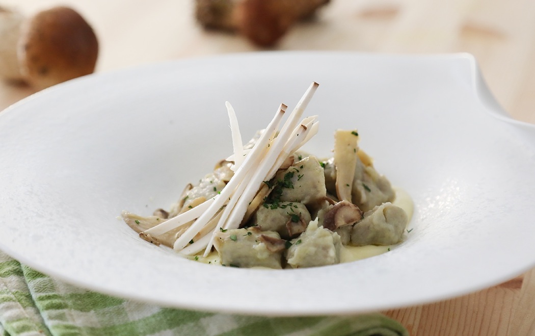 gnocchi-di-patate-viola-su-crema-di-montasio-e-porcini-thumbnail