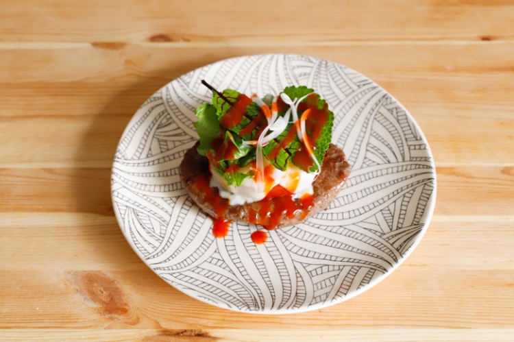 hamburger-di-piemontese-con-scamorza-e-pomodoro-image