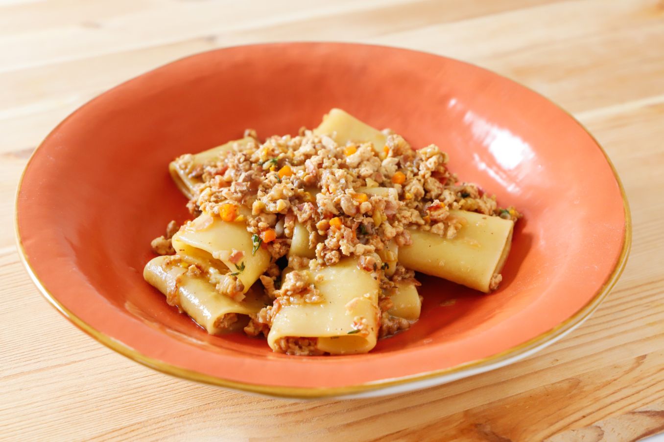 paccheri-al-ragu-di-faraona-olive-taggiasche-e-timo-image