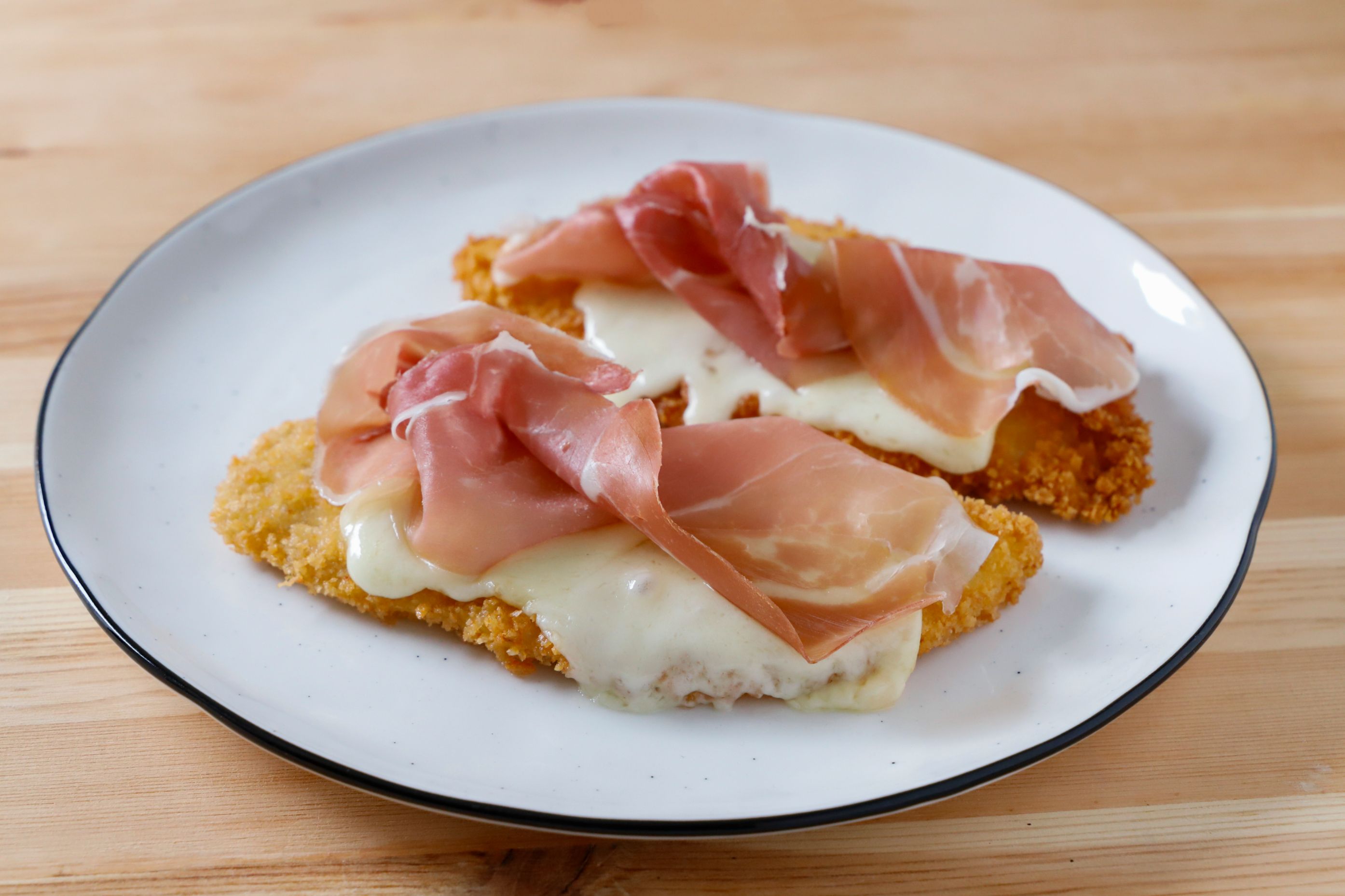 Petto di pollo impanato con San Daniele e Asiago