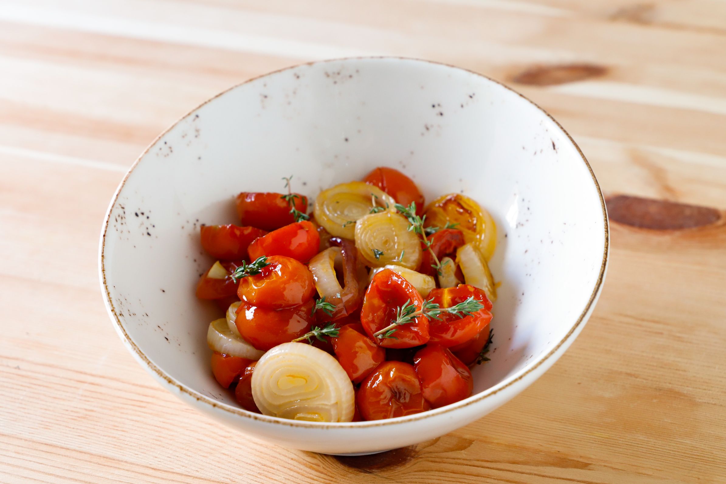 Pomodori e cipolle confit in padella