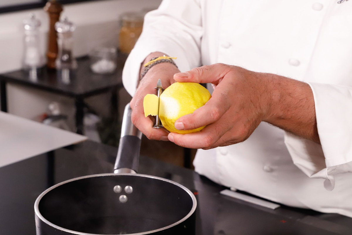 far bollire l'acqua con i limoni