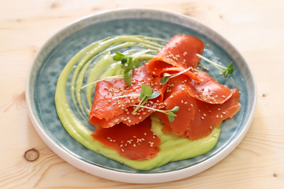 salmone-su-crema-di-avocado-image