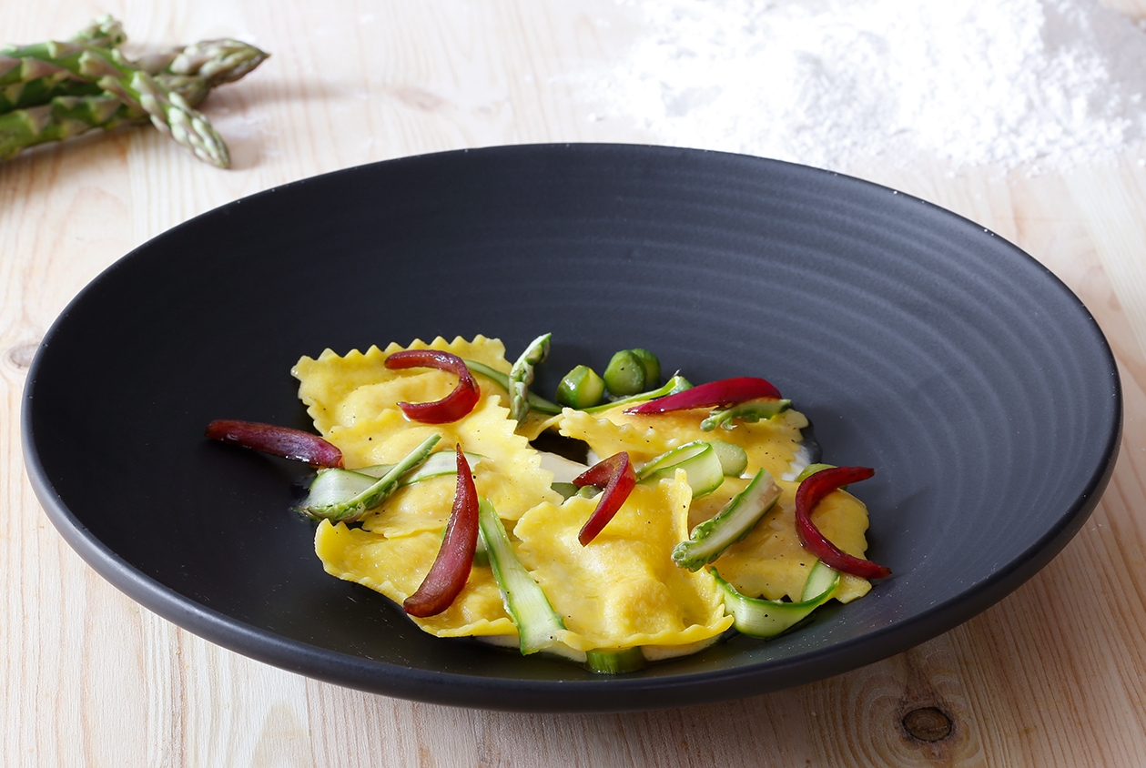 tortelli-di-zucca-con-squacquerone-asparagi-e-cipolla-caramellata-image