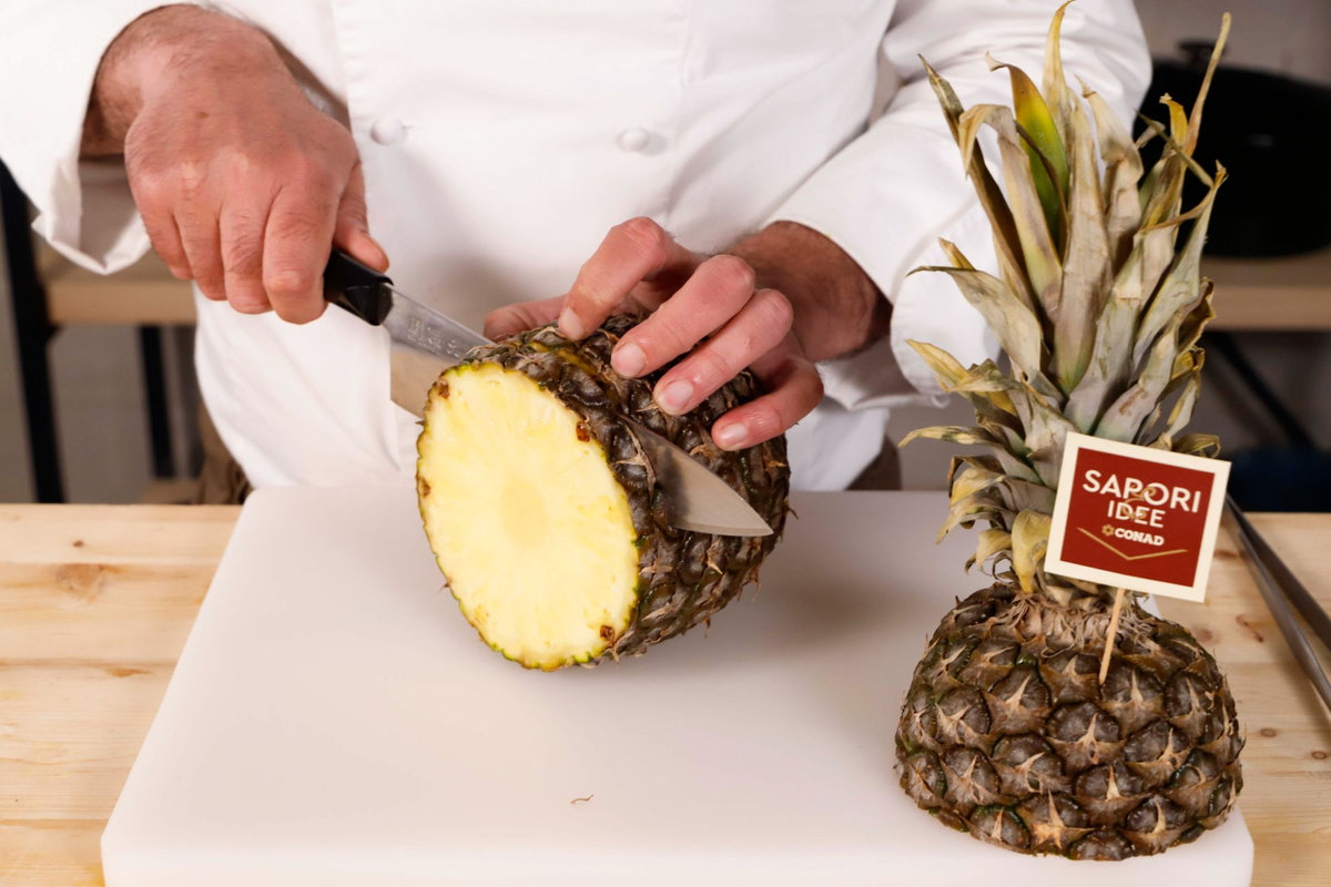 tagliare ananas e sbucciare