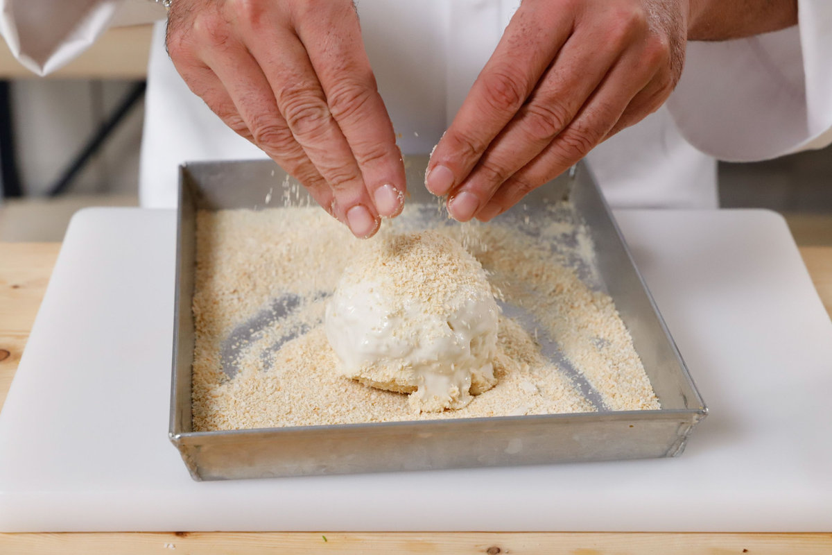passare le palline nella pastella e nel pangrattato