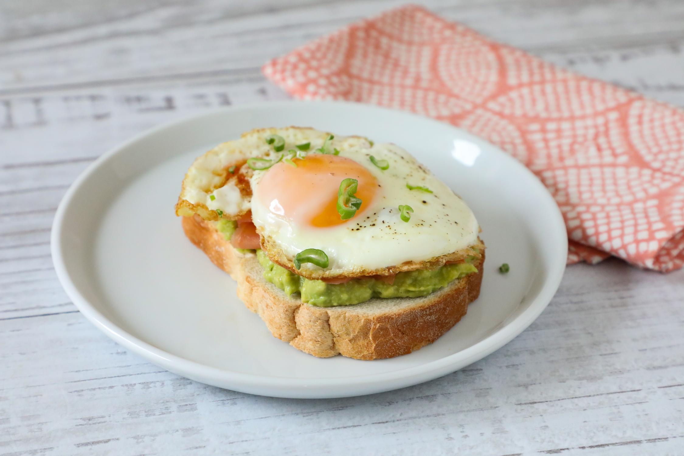 Avocado toast con salmone affumicato e uovo al tegamino | Conad