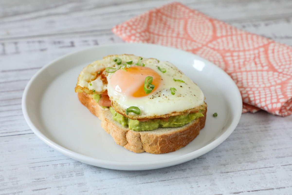 Avocado toast con salmone affumicato e uovo al tegamino