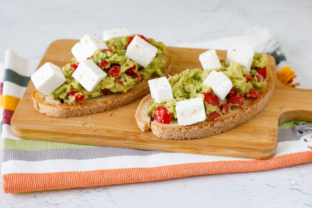 Bruschetta con avocado e feta