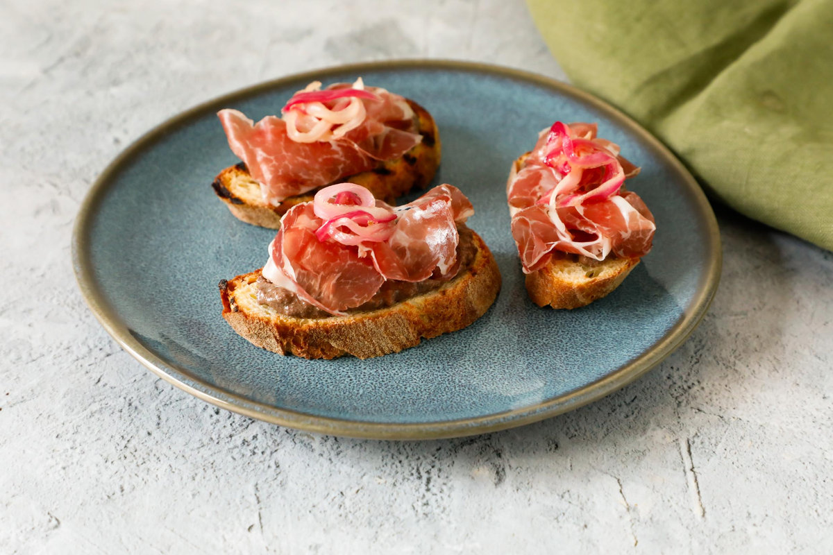Crostino con paté di fegatini e coppa
