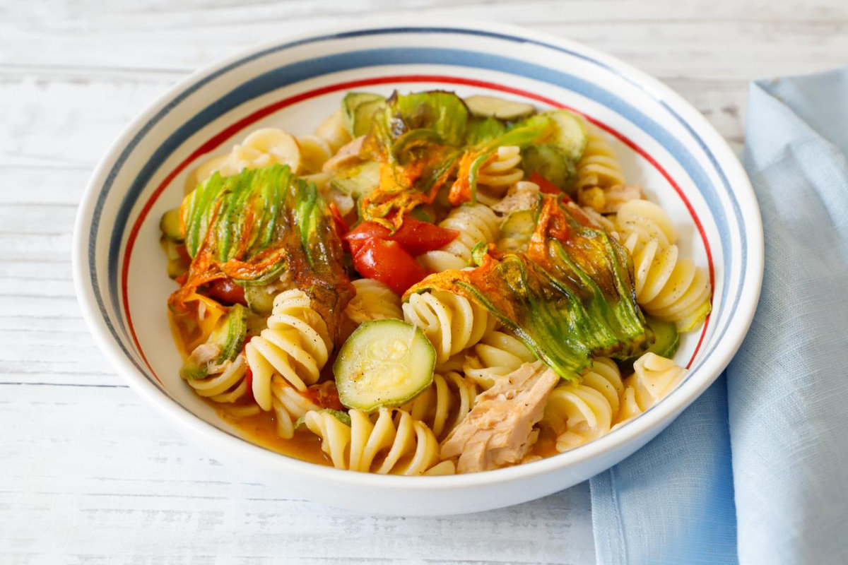 Ricetta della pasta con fiori di zucca, pomodorini e tonno