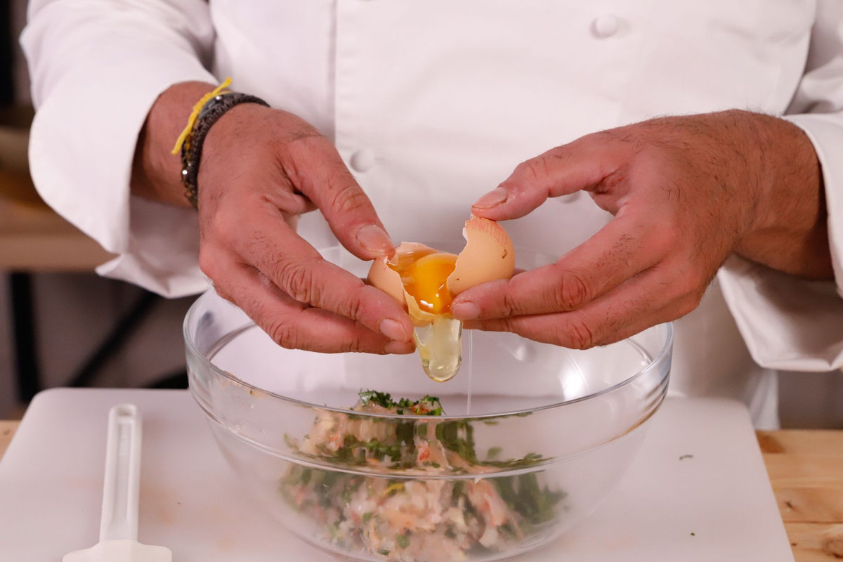 aggiungere un uovo al composto