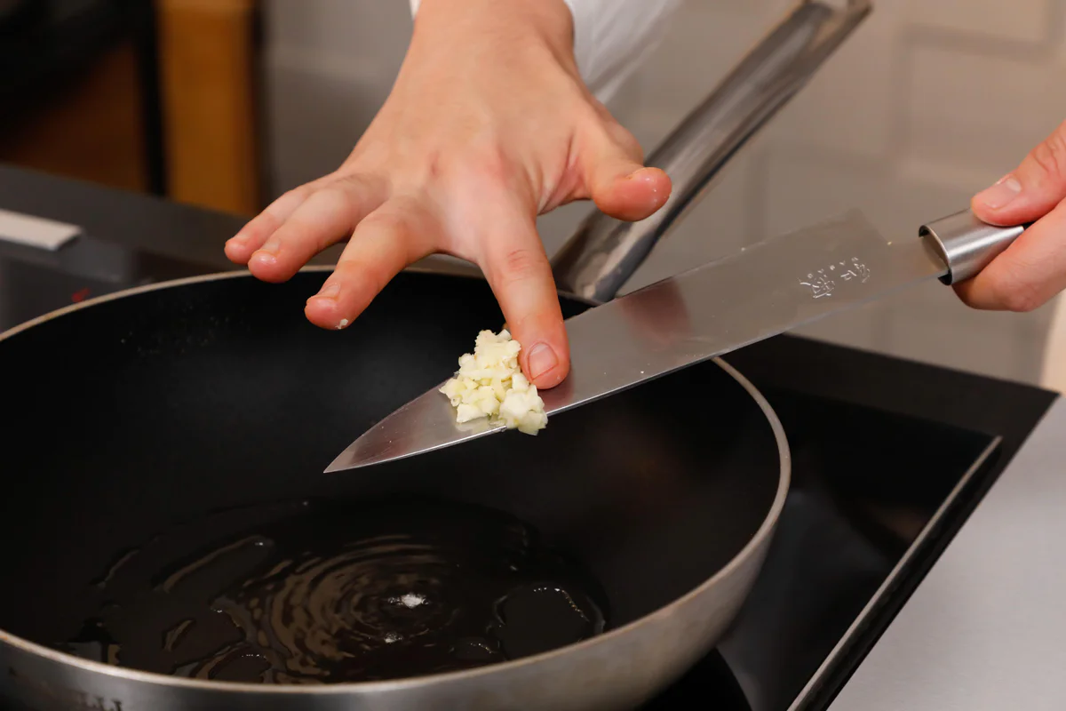 impastare uova e farina